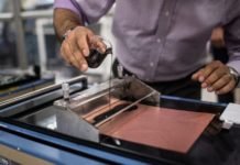 Ford investiga para desarrollar baterías de la futura generación de vehículos eléctricos.